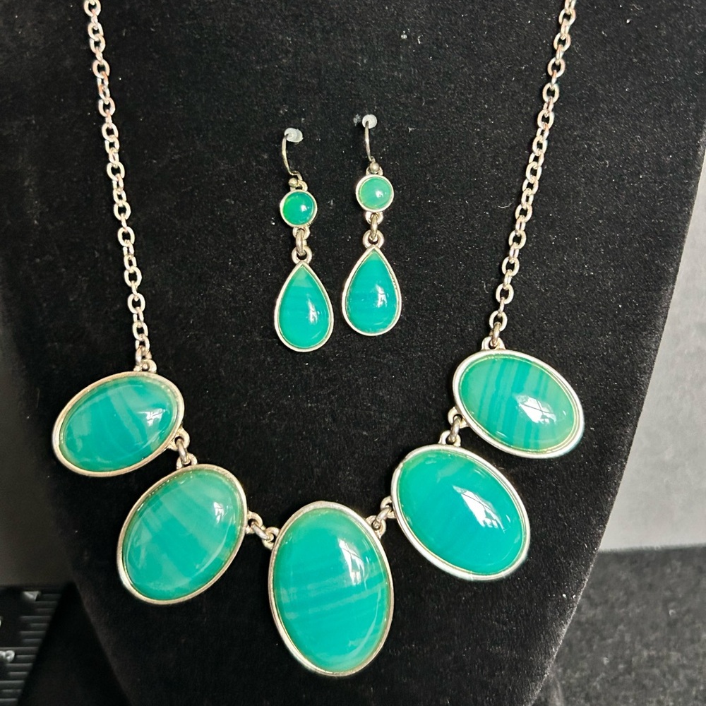 Liz Claiborne Silver and Teal Necklace Set(4)